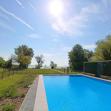 Lake Resort Beach Apartment Διαμέρισμα Keszthely